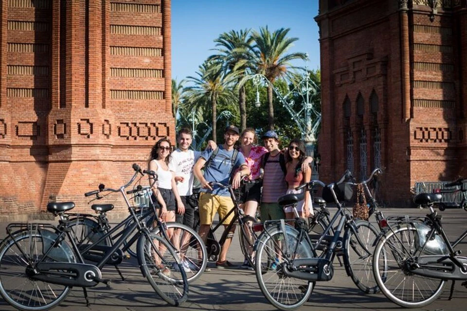 Barcelona: Highlights Bike Tour in English