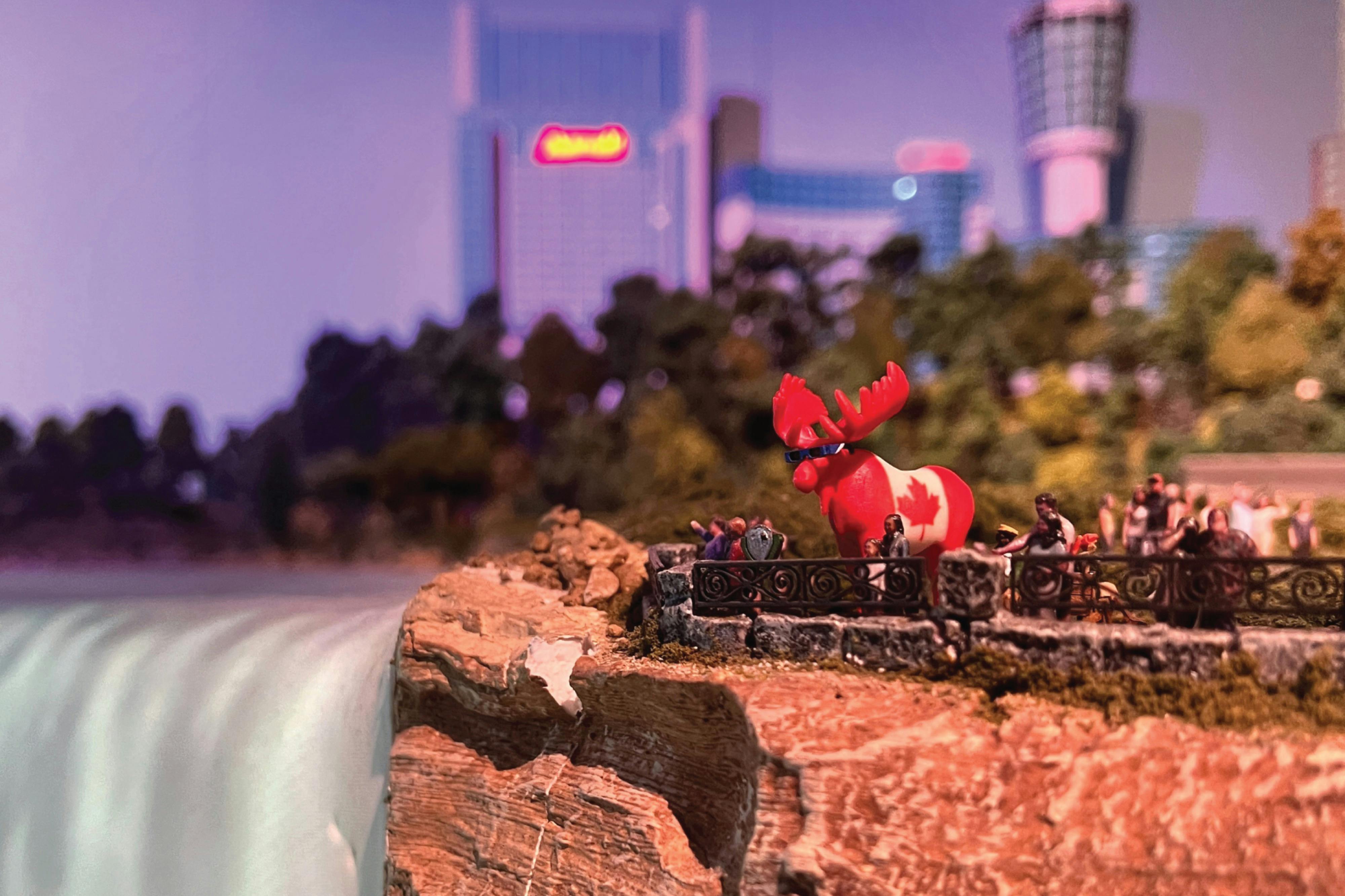 미니어처 무스 모리스와 리틀 나이아가라 폴스가 내려다보이는 미니어처 인파