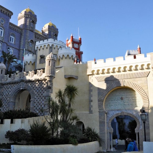 Excursión de un día desde Lisboa: Cascais, Palacio de Pena y Quinta da Regaleira