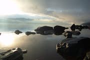 Misteriós llac Ness a prop de la costa