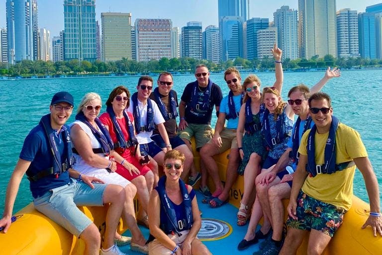 成为黄色游船团体之一，享受旅行时刻。