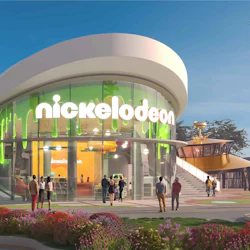 En modern Nickelodeon-byggnad med en böjd design, gröna accenter och människor som går utanför, mot en klar himmel.