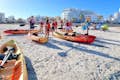 Equipamento de caiaque disponível para aluguel na praia ou em qualquer área de esportes aquáticos.