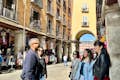 Grupa spacerująca ulicami Madrytu.