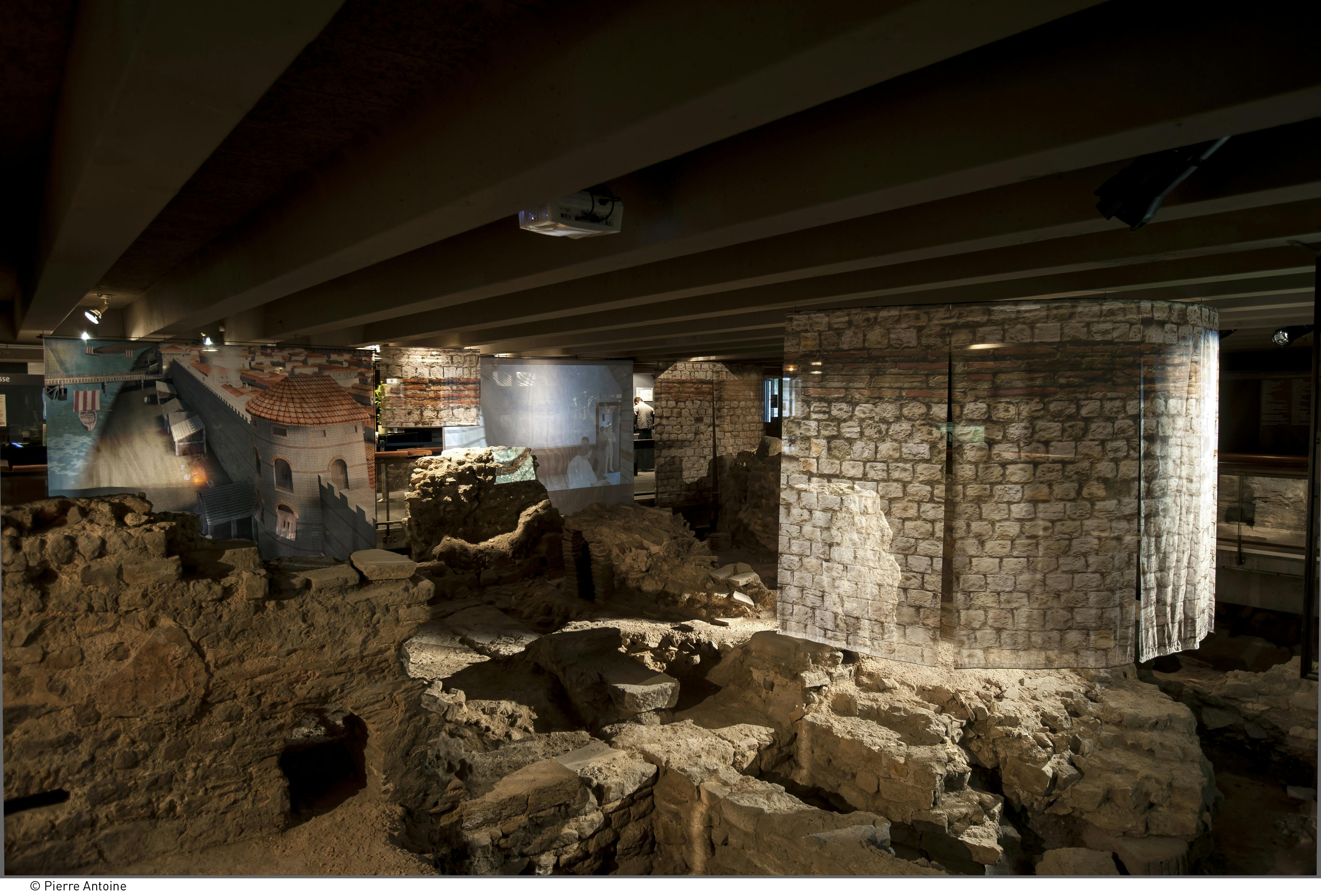 古代遺跡は、壁に投影された歴史的な画像と共に、レンガと石の構造で屋内に展示されています。