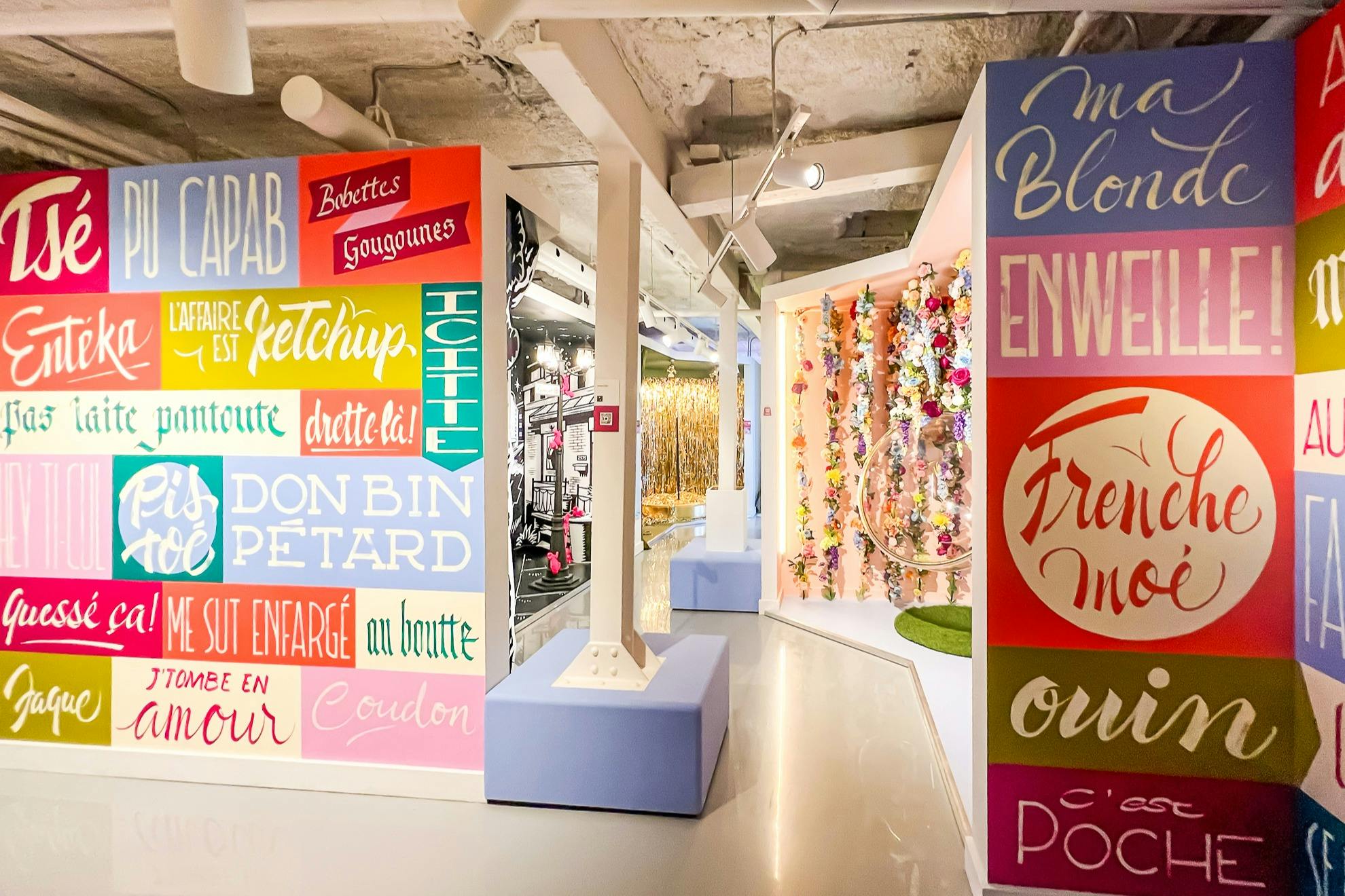 Ένας πολύχρωμος εσωτερικός χώρος με τοίχους με ζωντανά σχέδια κειμένου και μια λουλουδάτη κούνια σε ένα μοντέρνο, καλλιτεχνικό περιβάλλον.