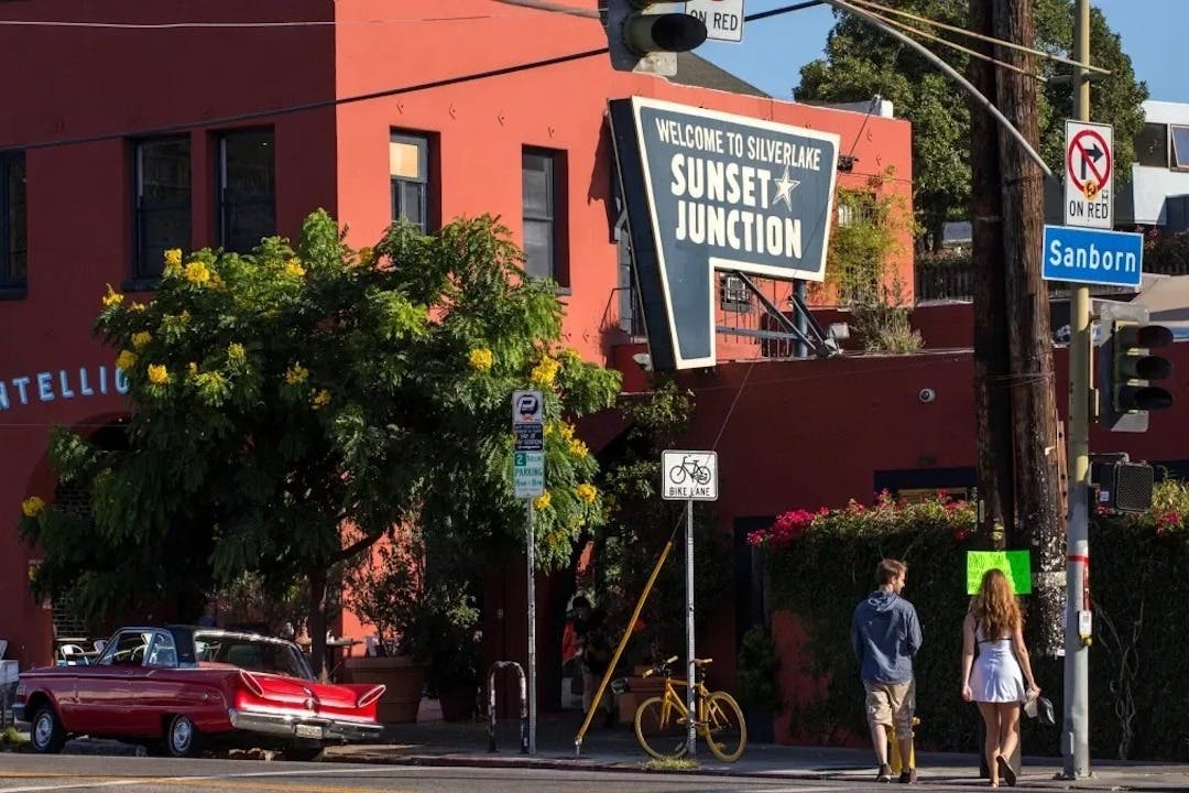 유명한 일몰 삼거리 표지판