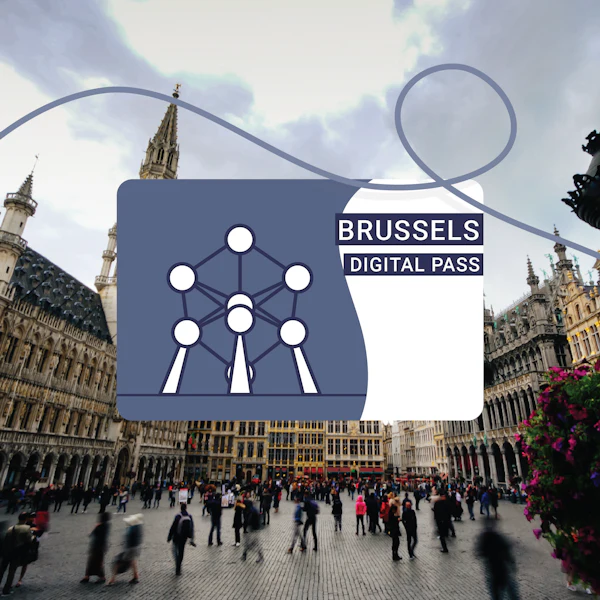 Plaza de Bruselas abarrotada de edificios históricos. La superposición incluye un gráfico de un Atomium y el texto "Pase Digital Bruselas".