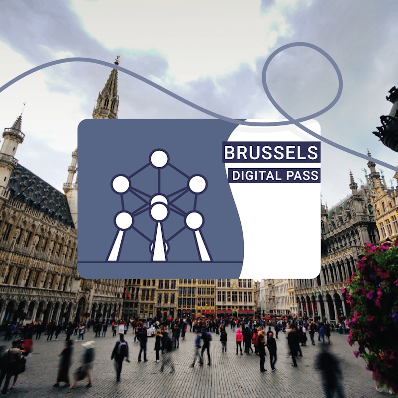 Plaza de Bruselas abarrotada de edificios históricos. La superposición incluye un gráfico de un Atomium y el texto "Pase Digital Bruselas".