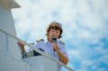 Kapitán Argosy mluví do mikrofonu, když řídí loď z křídlové stanice