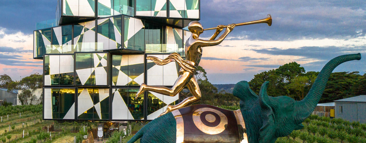 Cubo d'Arenberg: Visita guiada + Cata de vinos + Entrada a la exposición de Salvador Dalí