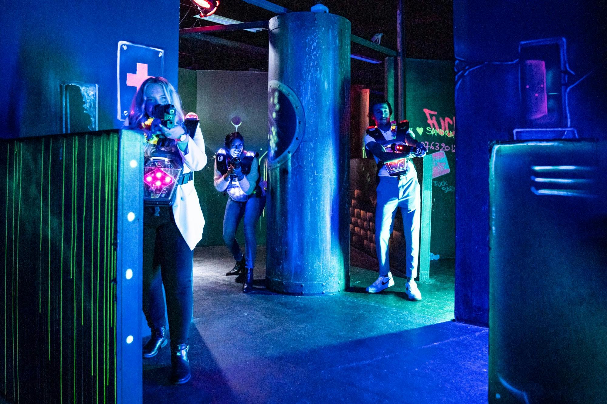 正在康复的激光标签成瘾者。