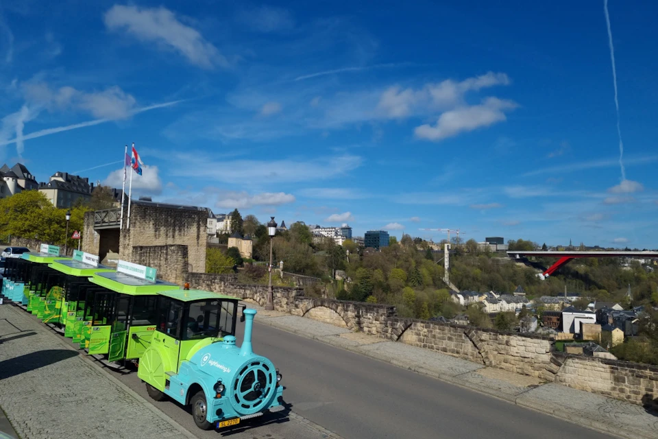 The City Train going down the Montée de Clausen.