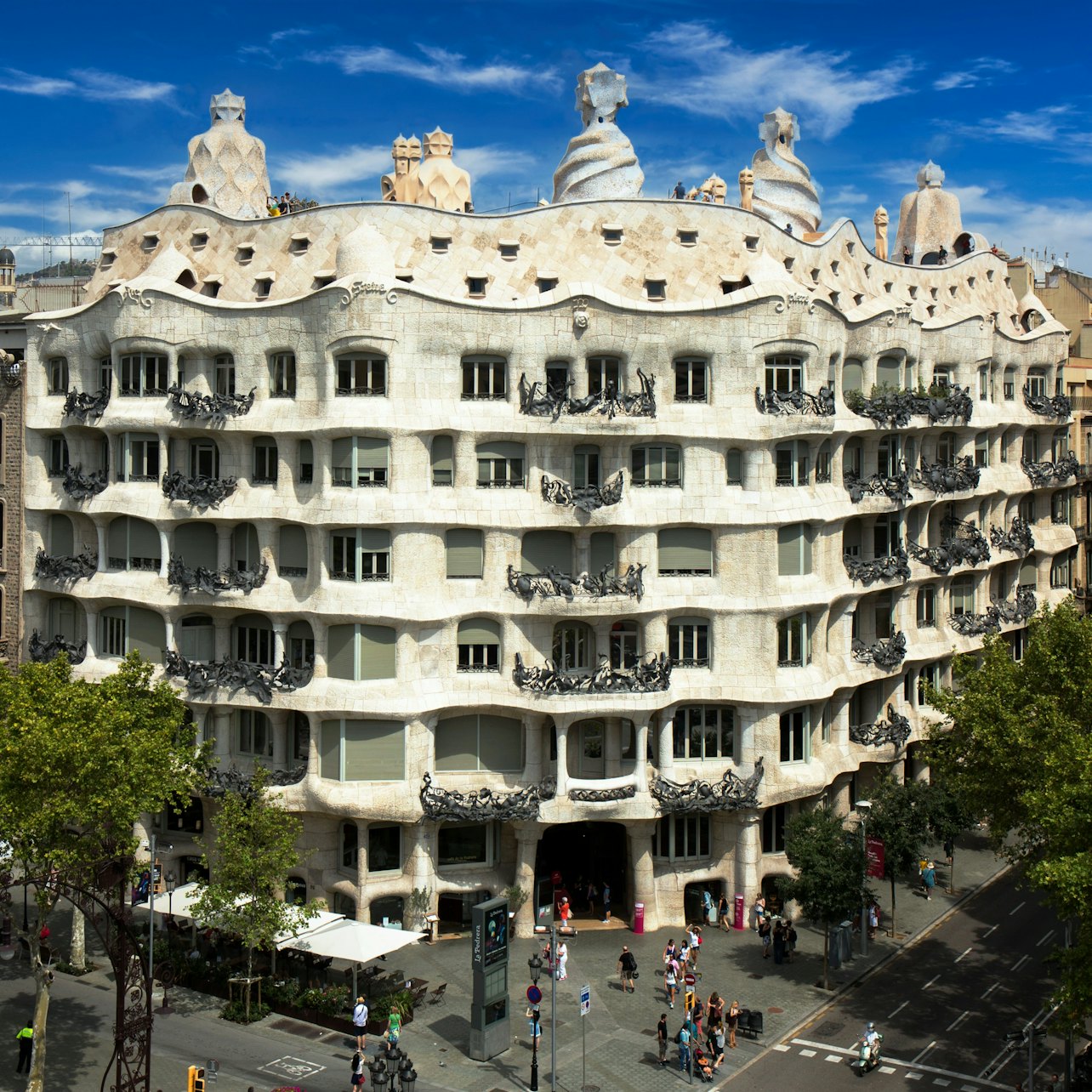 La Pedrera: Sunrise Experience - Alojamientos en Barcelona