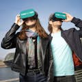 쾰른 스카이라인 앞에 가상현실 (VR) 안경을 쓴 게스트