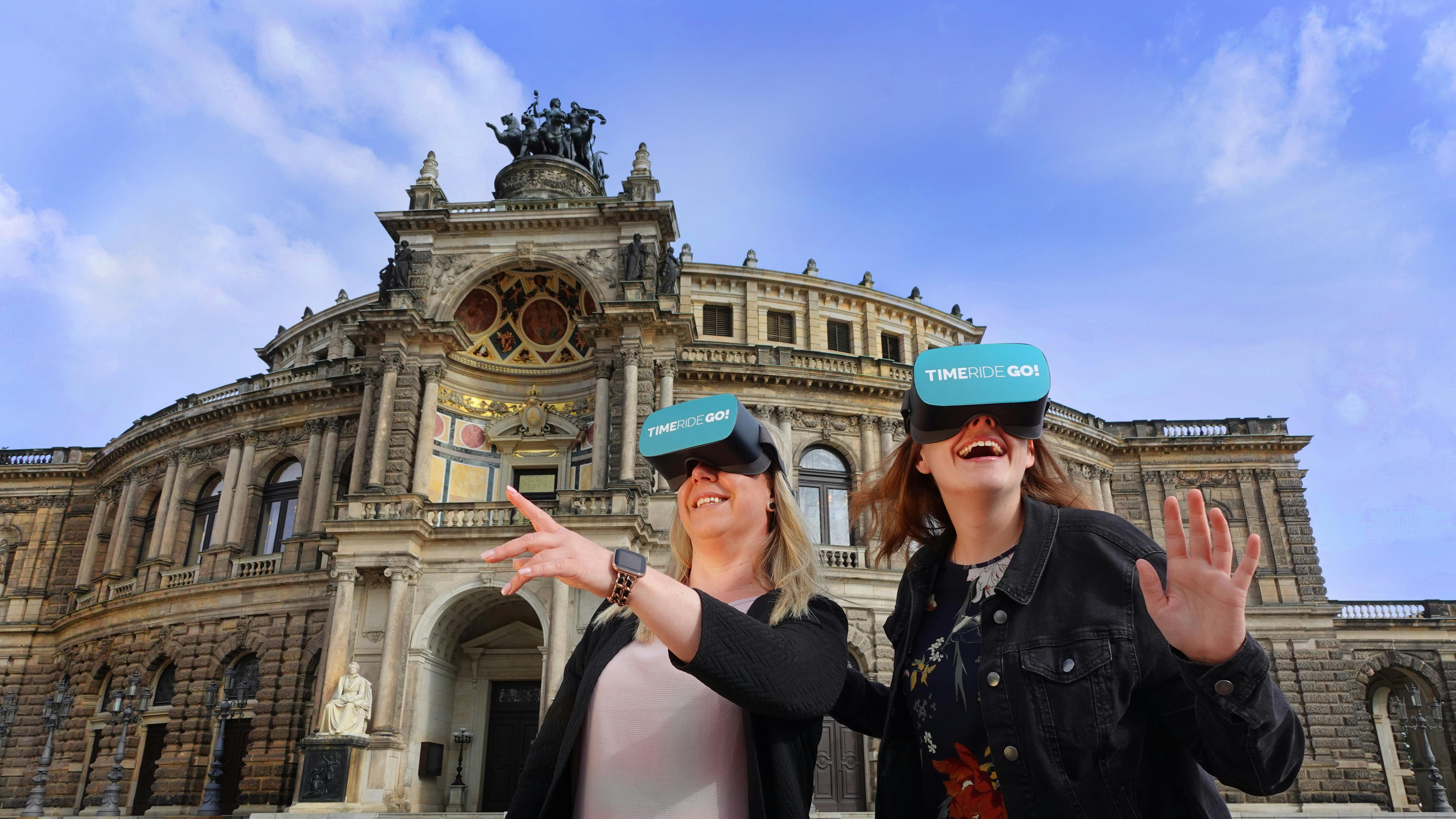 Guests during the tour in front of the Semperoper