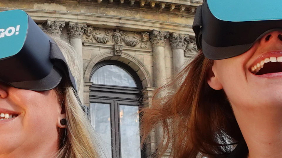 Guests during the tour in front of the Semperoper
