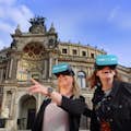 Guests during the tour in front of the Semperoper