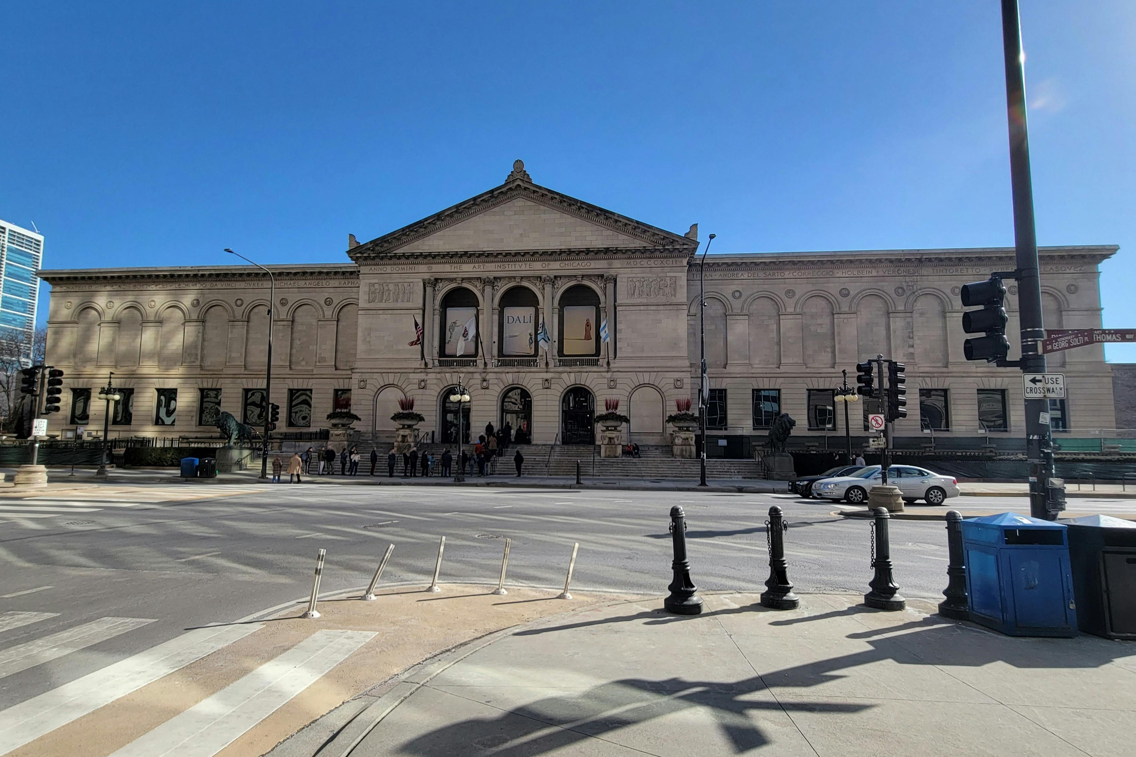 South Michigan Ave의 The Art Institute 정문 입구.
