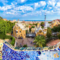 Primeiro plano em mosaico colorido com edifícios extravagantes, árvores exuberantes e muitas pessoas. Uma paisagem urbana e um céu nublado em segundo plano.