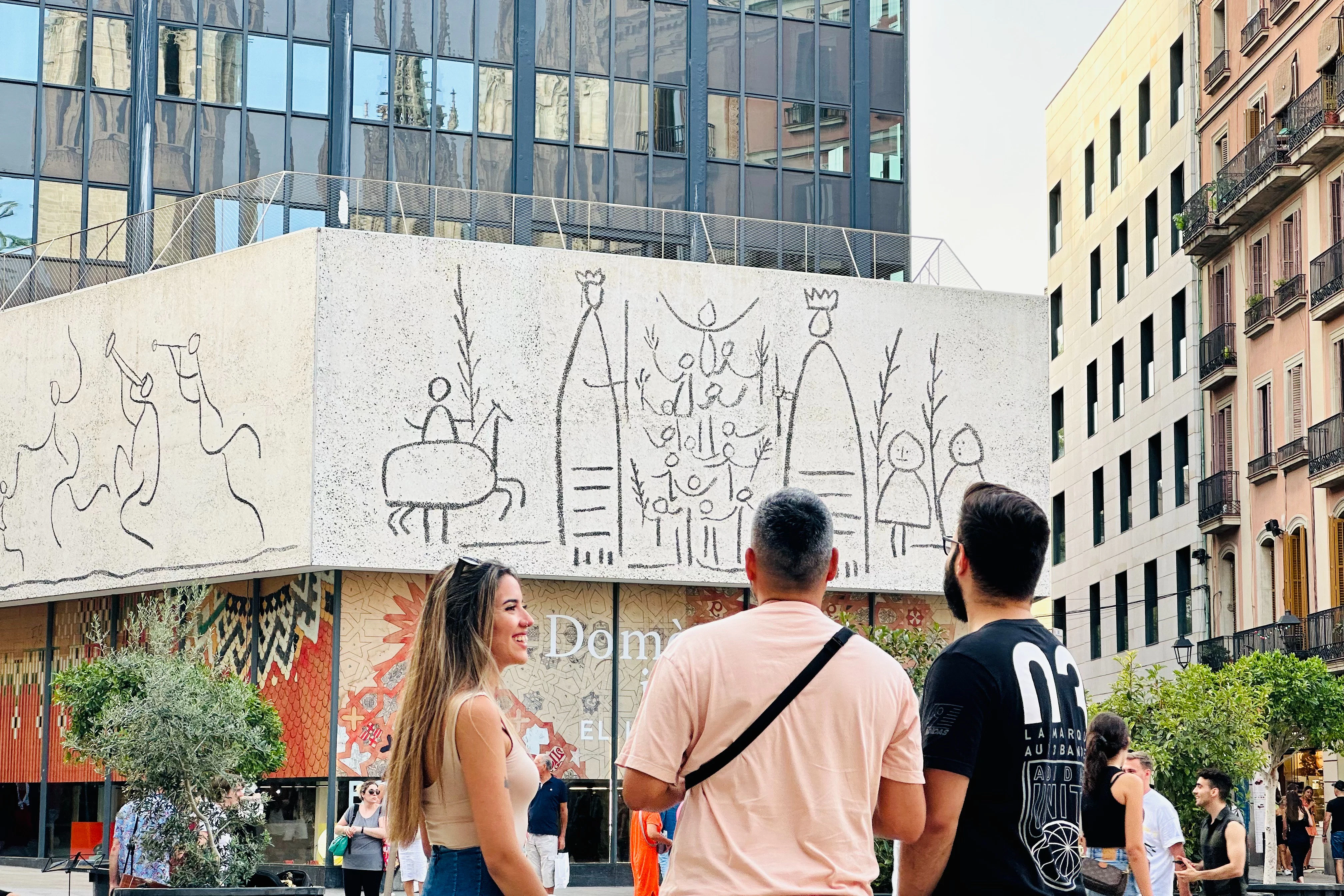 Barcelona: Walking Tour + Picasso Museum Fast Track Ticket