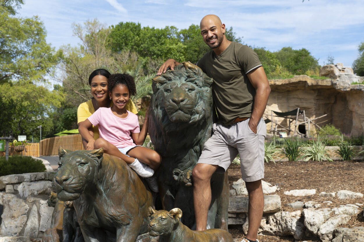 Family photo opportunity on Lion statue.