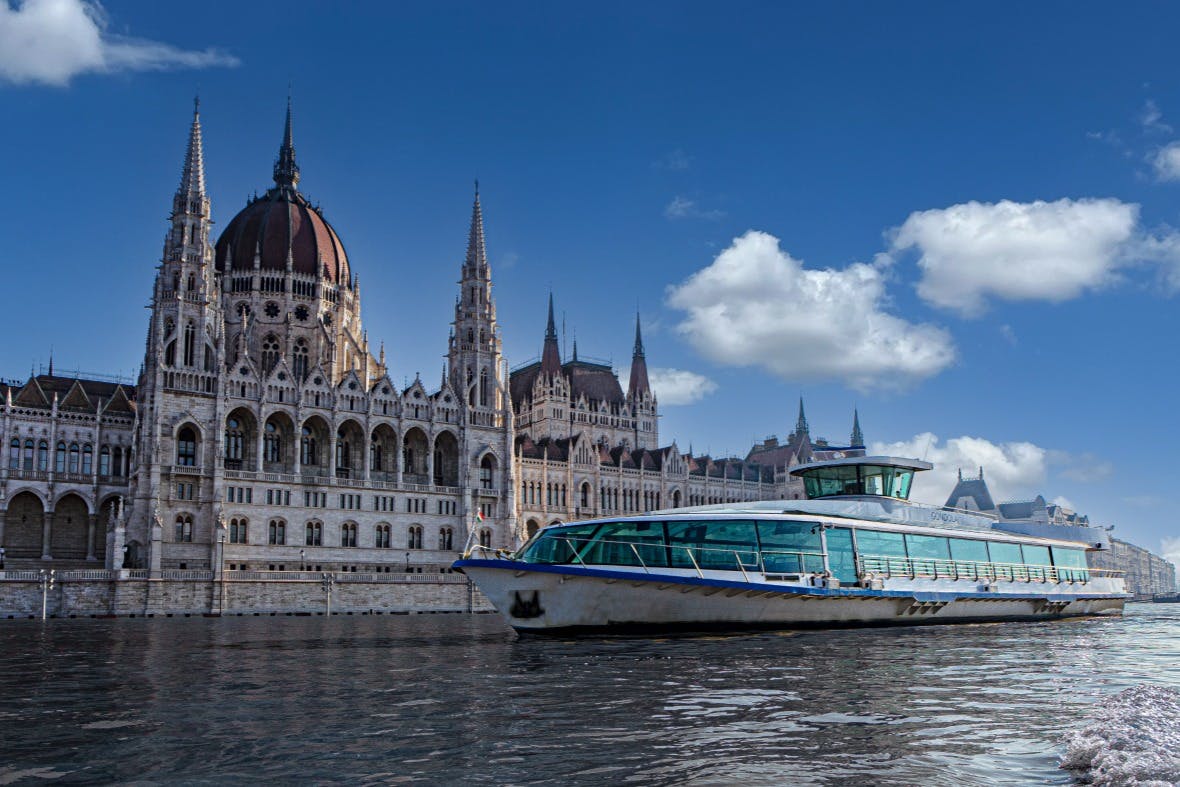Budapest: Danube River Daytime Sightseeing Cruise + Audio Guide + Drinks in Budapest – Tiqets