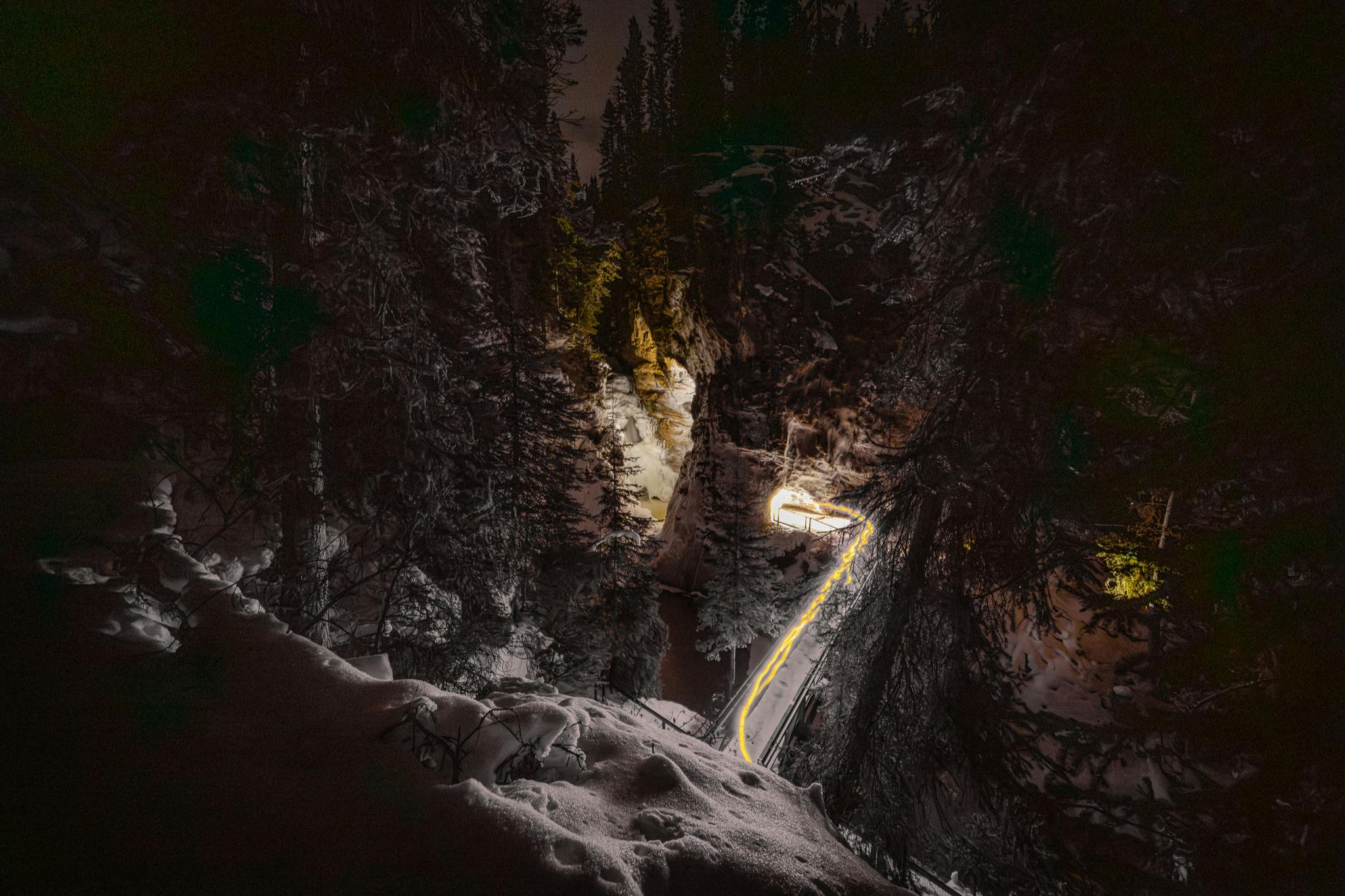 Scopri i tour di Banff - Passeggiata serale sul ghiaccio del canyon di Johnston