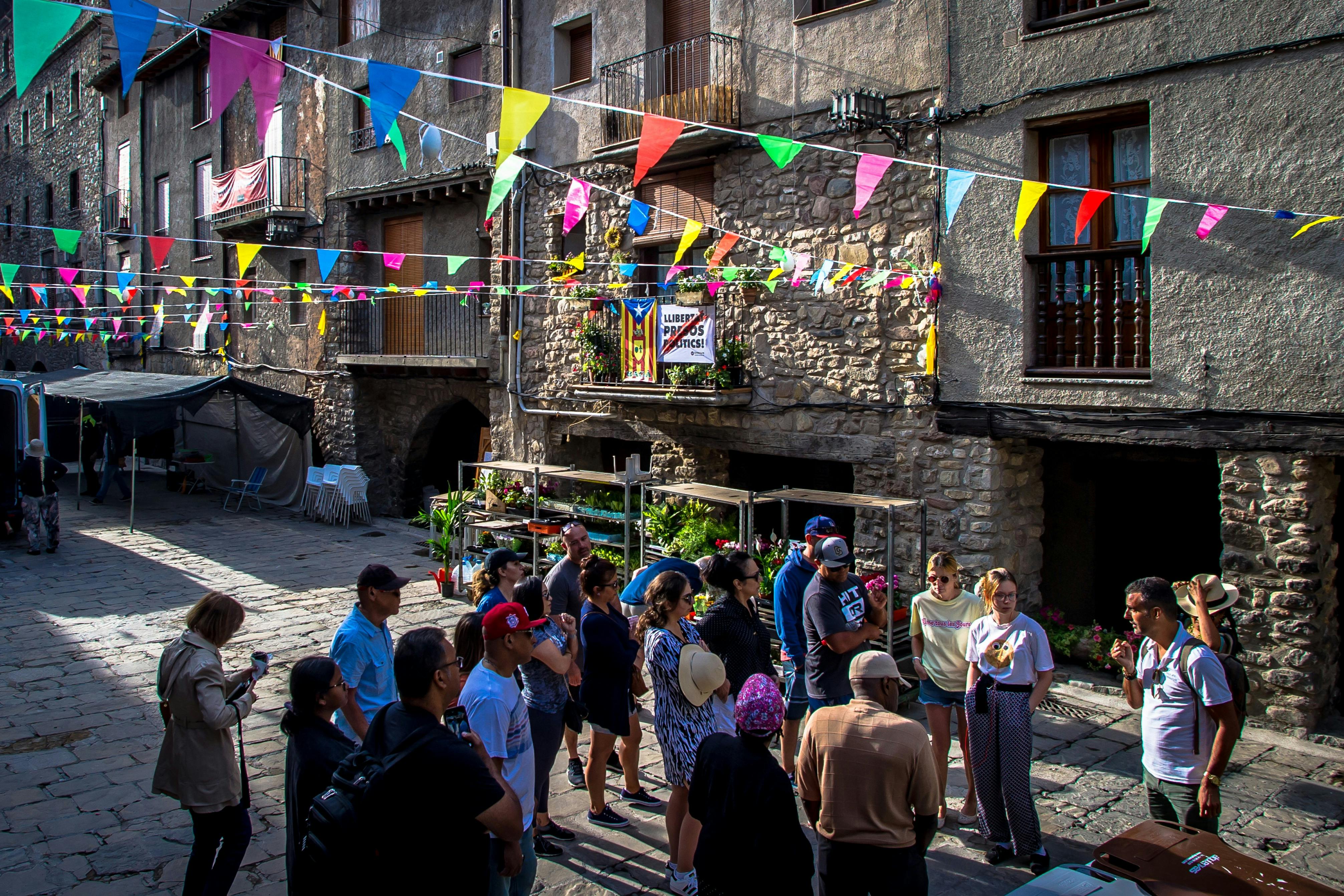 在西班牙的中世纪村庄进行徒步旅行。