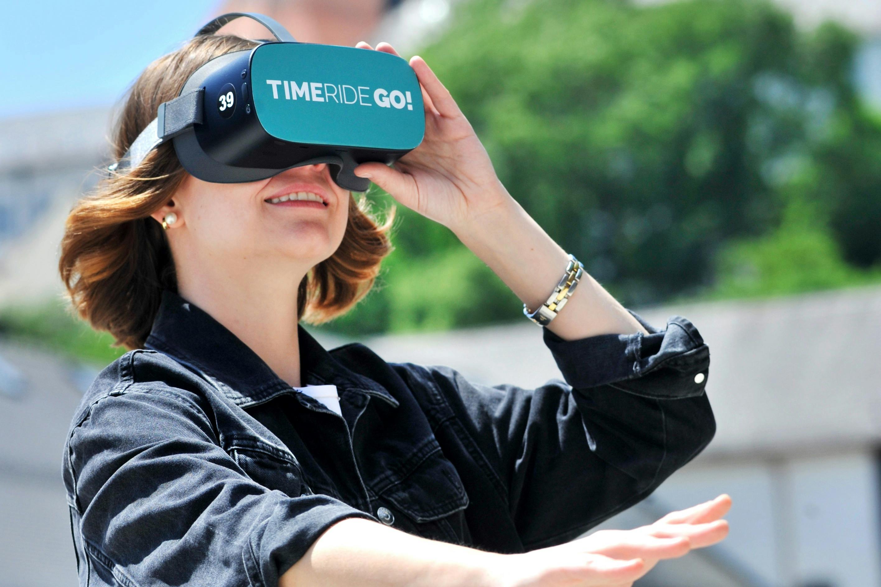 Host během prohlídky virtuální reality