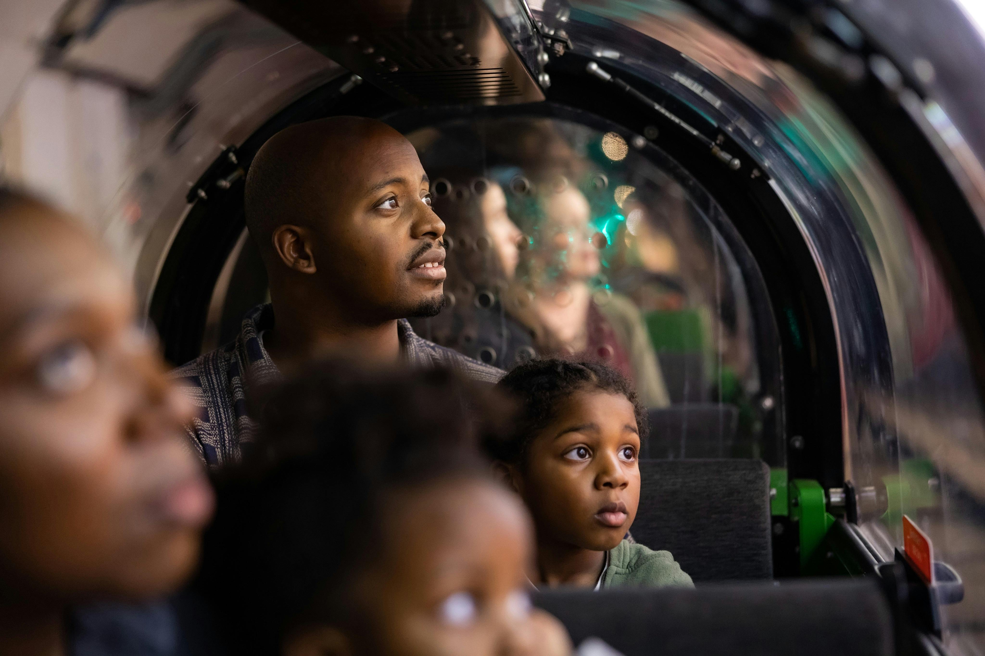 Rodinná jízda na poštovní dráze v Poštovním muzeu