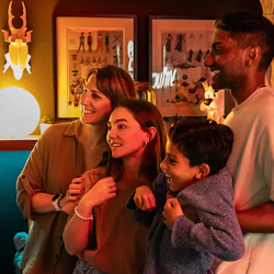 Familj som tar en souvenirbild