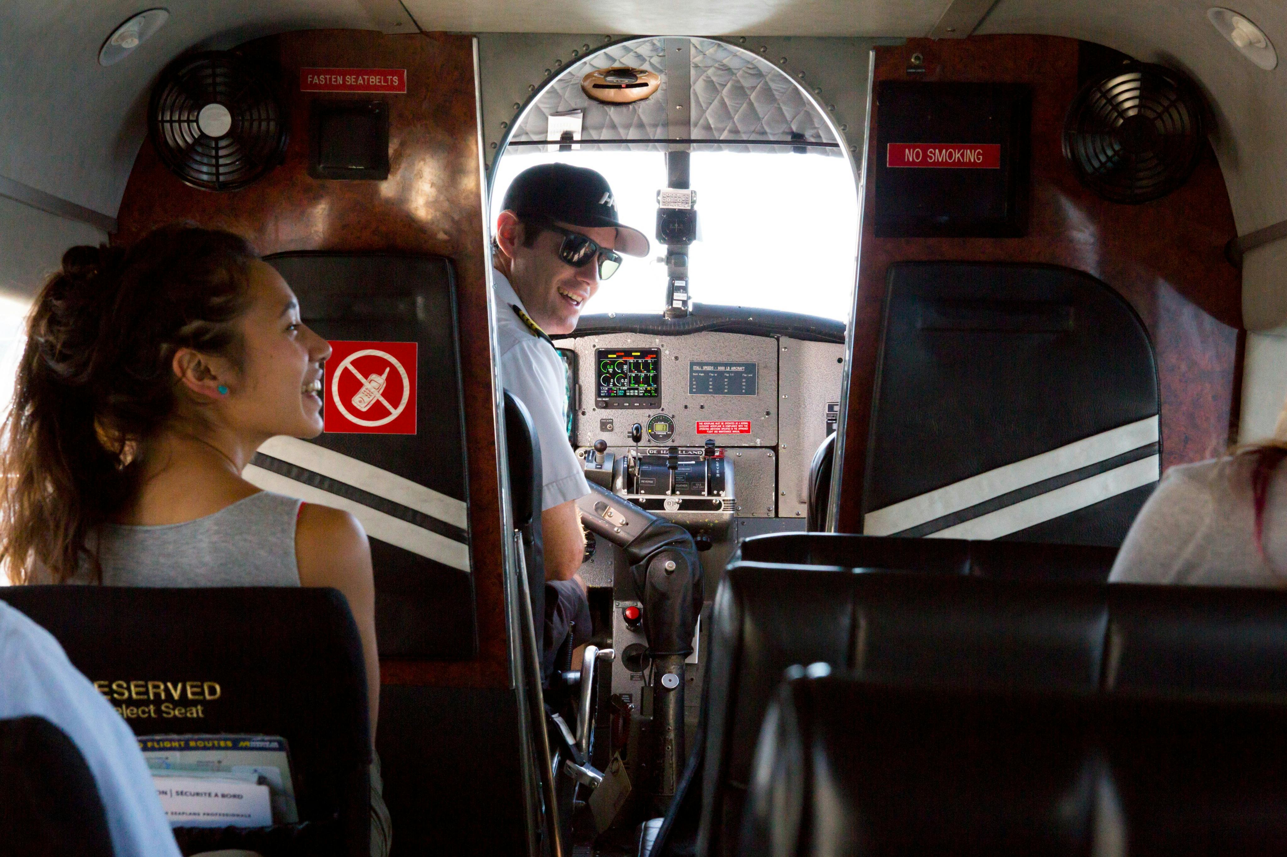 Cestující uvnitř hydroplánu