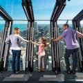 Familie an der Kippvorrichtung auf der Aussichtsplattform 360 Chicago