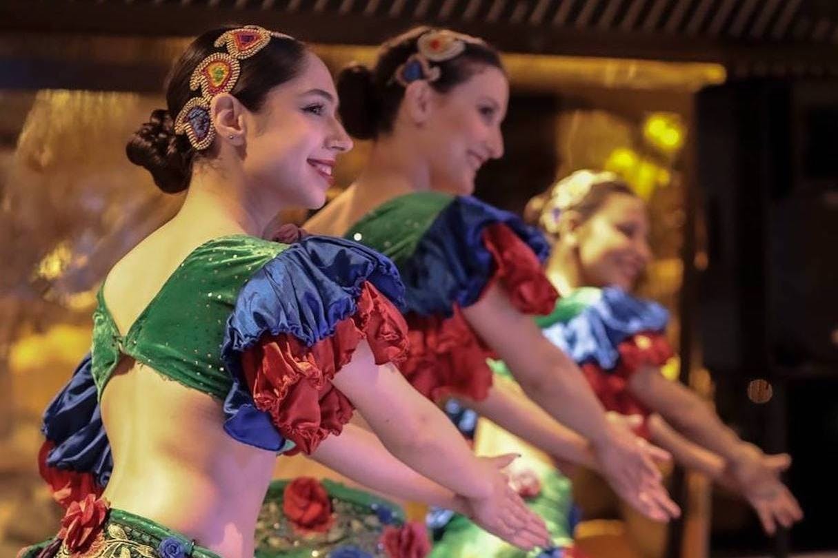 现场音乐表演让您沉浸在神奇的氛围中。