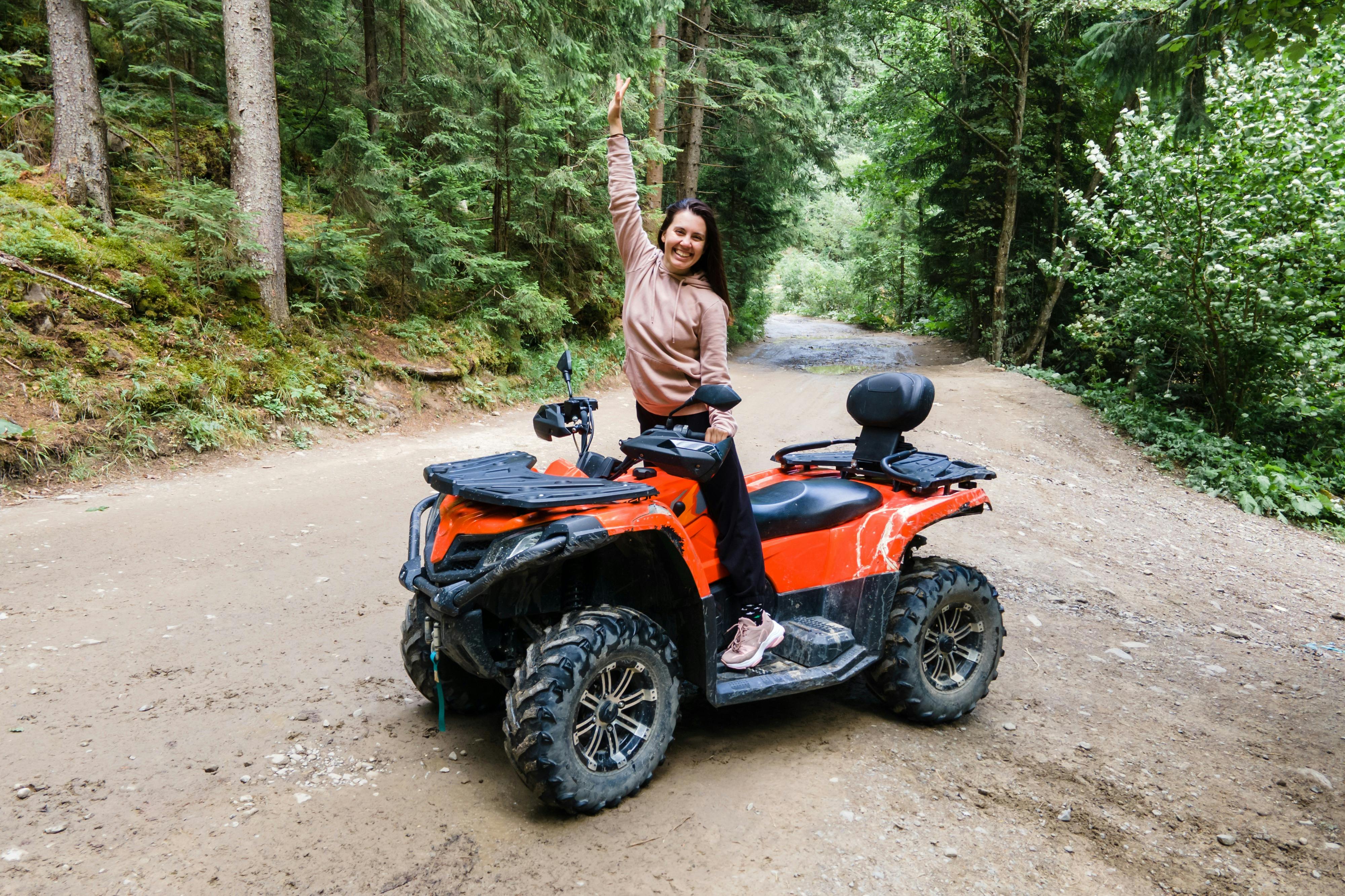 ATV-Safari-Abenteuer im Wald.