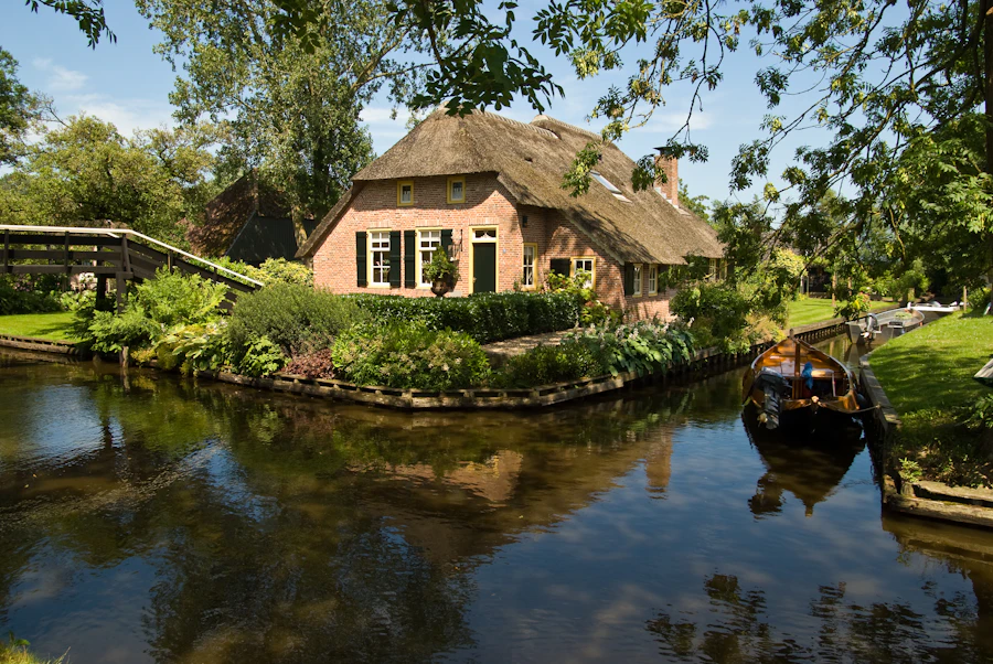 Giethoorn Day Trip from Amsterdam with Boat Tour