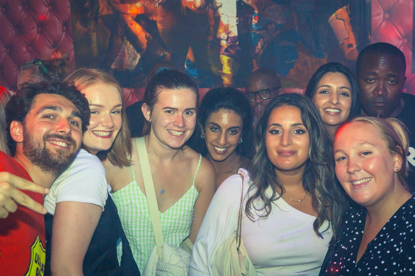 最近在酒吧串游中认识的一群朋友。