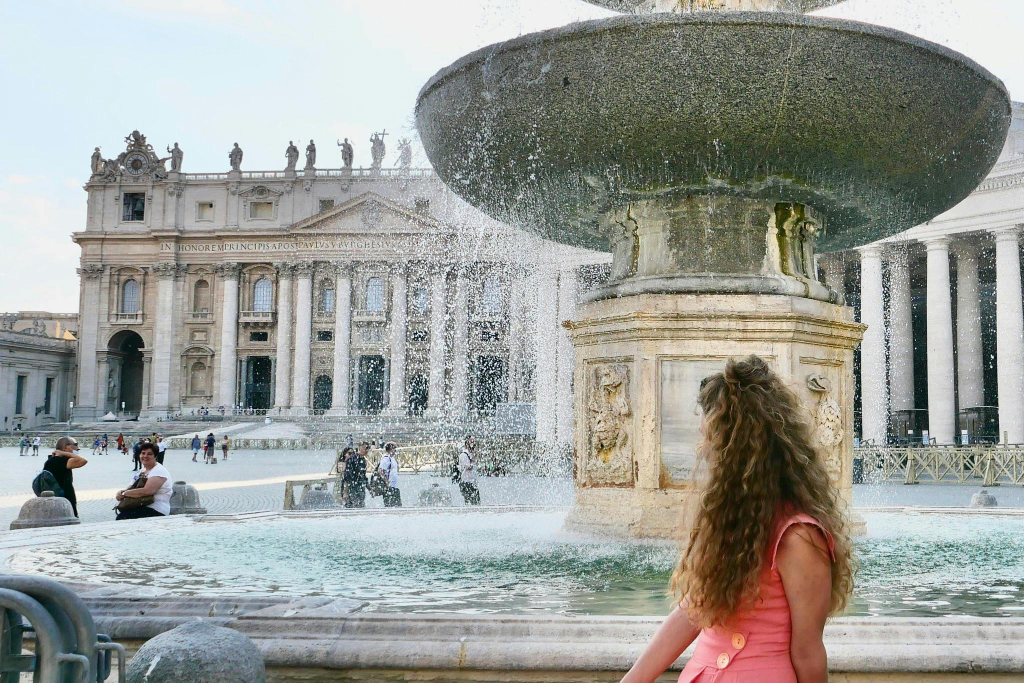 presso una delle fontane della piazza