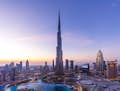 Vista do Burj Khalifa e da paisagem urbana de Dubai ao pôr do sol.