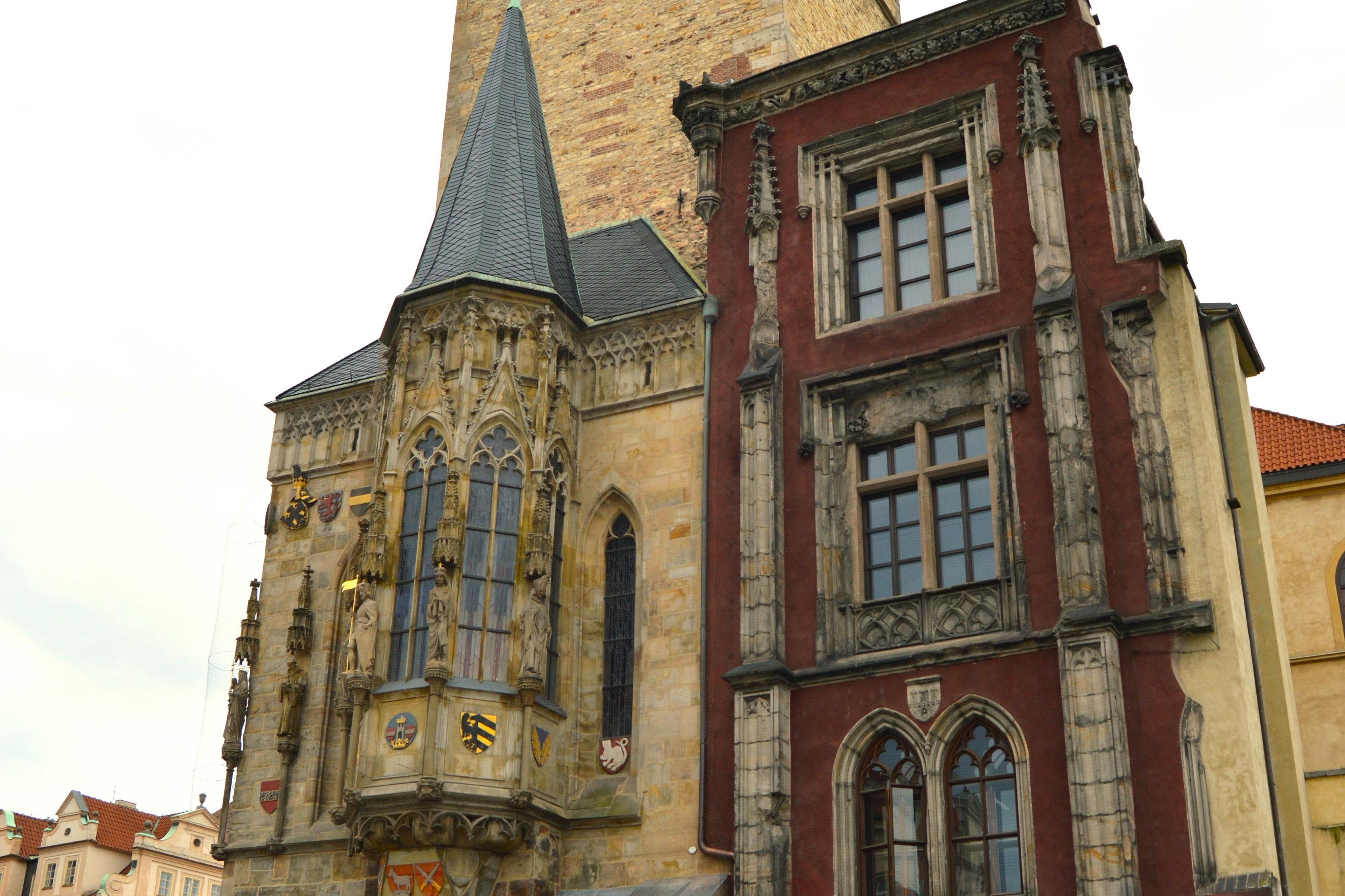 구시청사의 역사를 배우고 천문시계가 실제로 어떻게 작동하는지 알아보세요.