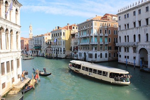 ヴェネツィアの歴史的な街ウォーキングツアー＋ 24時間公共交通機関(即日発券)