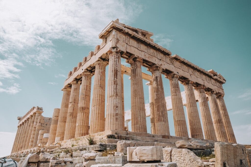 Det ikoniske Parthenon står stolt på toppen af det athenske Akropolis, og dets doriske søjler vidner om århundreders historie.