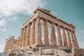 Ο εμβληματικός Παρθενώνας στέκεται περήφανα στην κορυφή της Αθηναϊκής Ακρόπολης, οι δωρικοί κίονες του μαρτυρούν αιώνες ιστορίας.