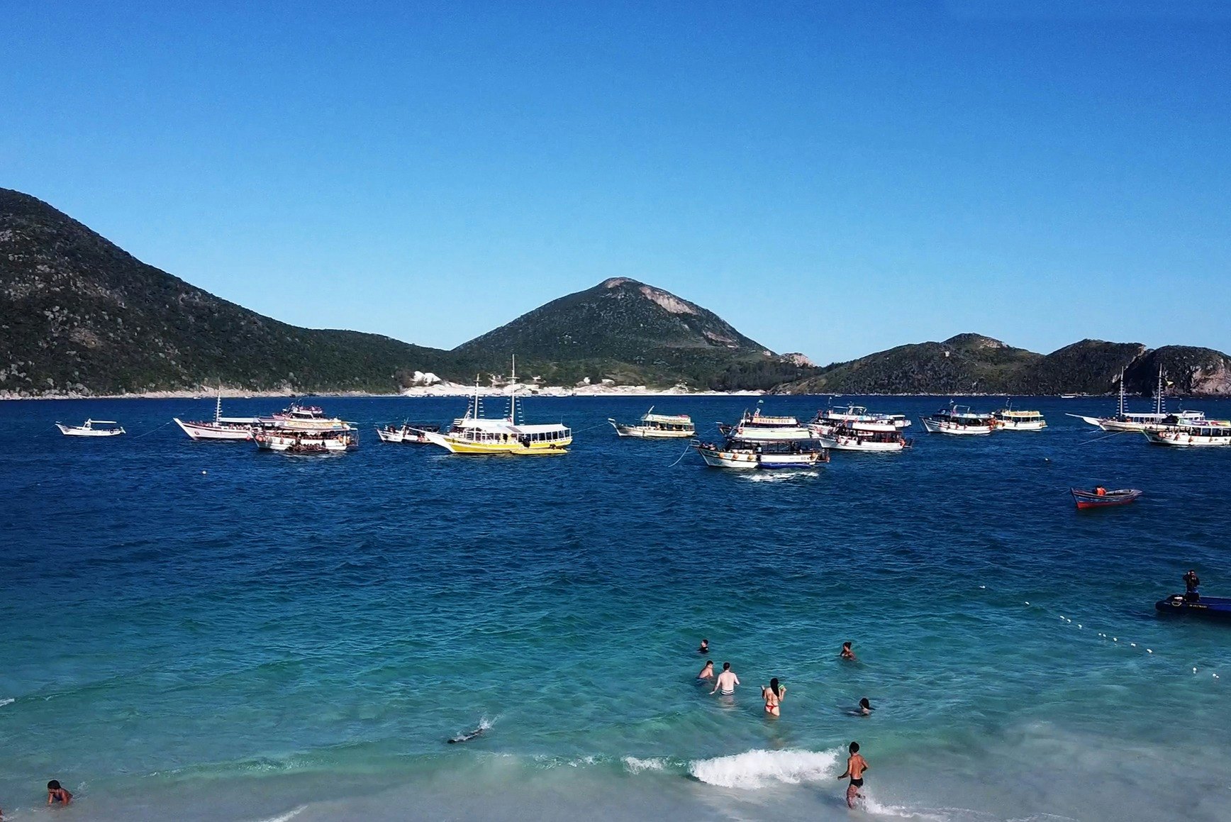 Arraial do Cabo: Guided Boat Tour + Roundtrip Transfer + Lunch
