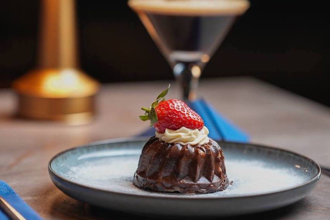 壮观的博斯普鲁斯海峡概念之夜晚餐游轮