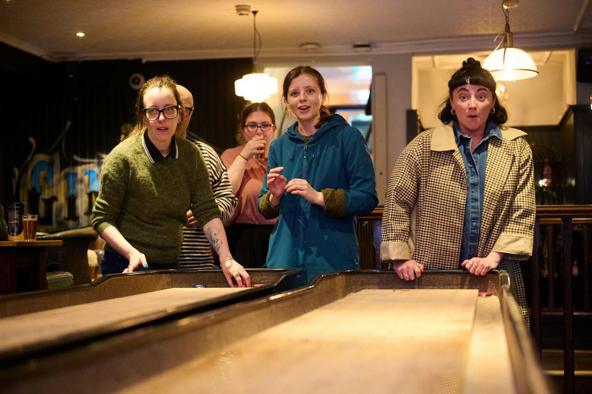 런던의 유서 깊은 펍에서 맛보는 에일의 맛과 이야기
