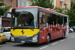 Λεωφορείο σε κίνηση με κατεύθυνση προς το Museo Ferrari di Maranello