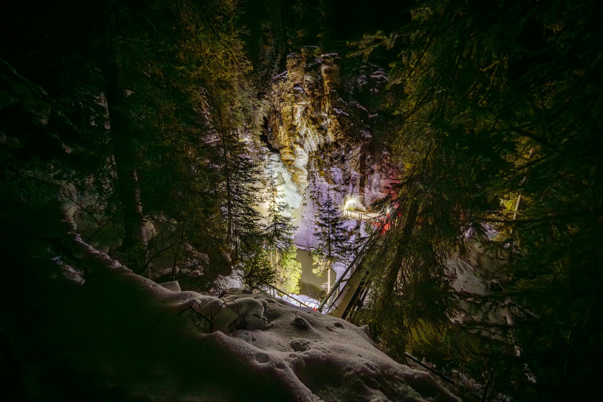 Scopri i tour di Banff - Passeggiata serale sul ghiaccio del canyon di Johnston