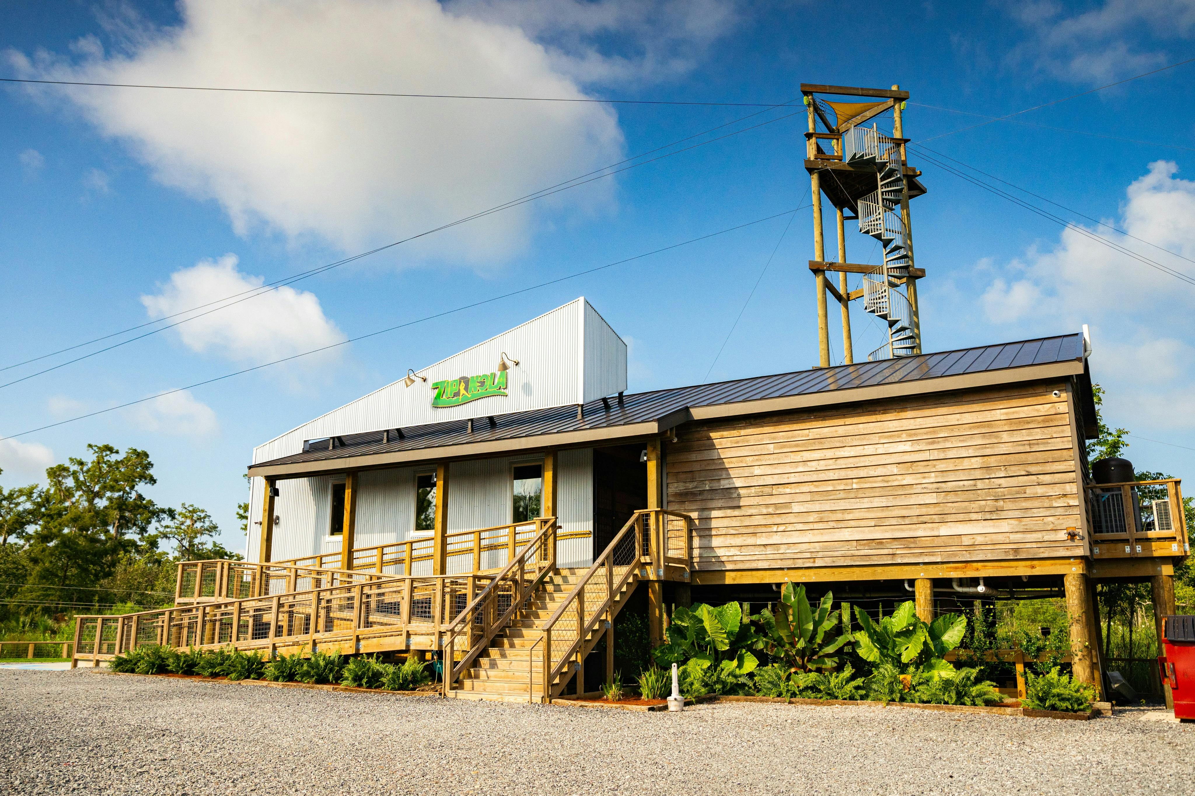 我们的礼品店和塔楼。